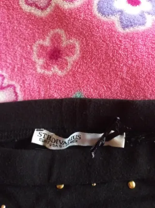 Falda Stradivarius negra con detalles dorados