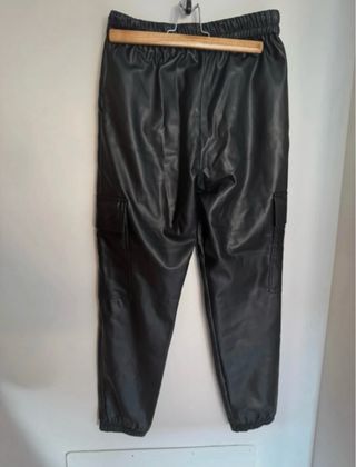 Pantalón cargo negro