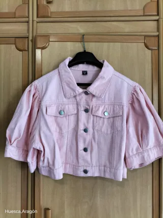 Cazadora corta estilo bomber rosa