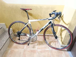 Bicicleta de carretera BH.