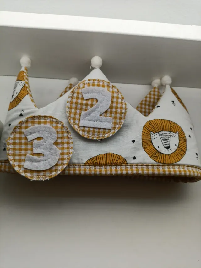 Corona cumpleaños leones y números