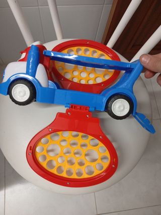 Camión de juguete con puertas abatibles