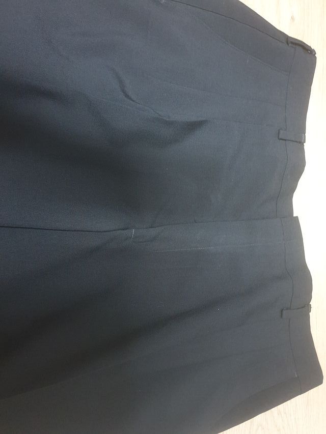 Pantalón negro local.