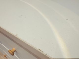 Cassettiera Ikea Hemnes in legno bianco.