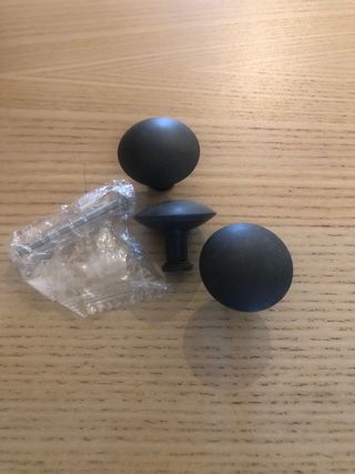 Cassettiera Ikea Hemnes in legno bianco.