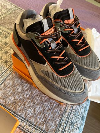 Tenis Hoff Negros y Naranjas