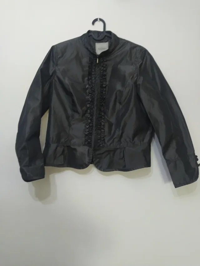 Chaqueta negra con volantes Talla M