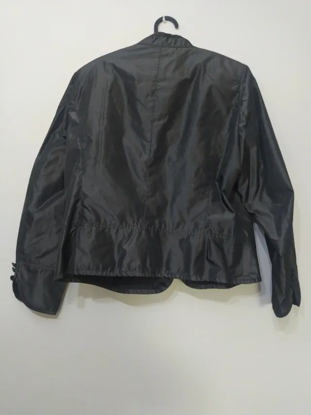 Chaqueta negra con volantes Talla M