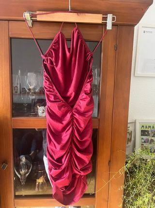 Vestido de fiesta rojo con fruncido 