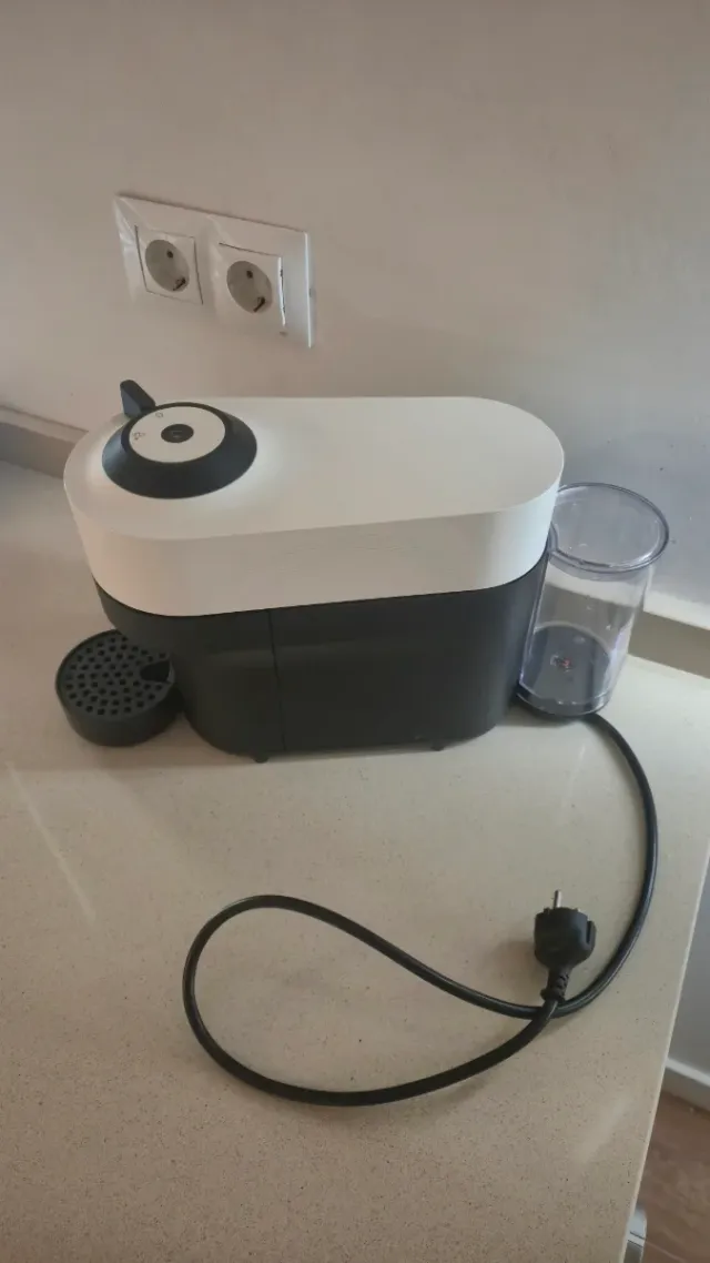 Cafetera Nespresso Vertuo Negra y Blanca