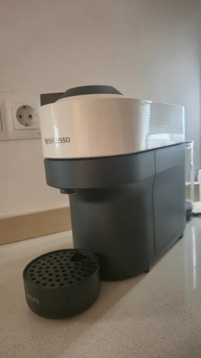 Cafetera Nespresso Vertuo Negra y Blanca