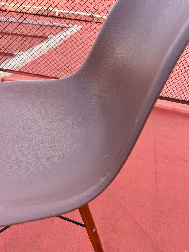 Silla estilo Eames marrón chocolate
