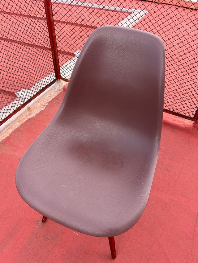 Silla estilo Eames marrón chocolate