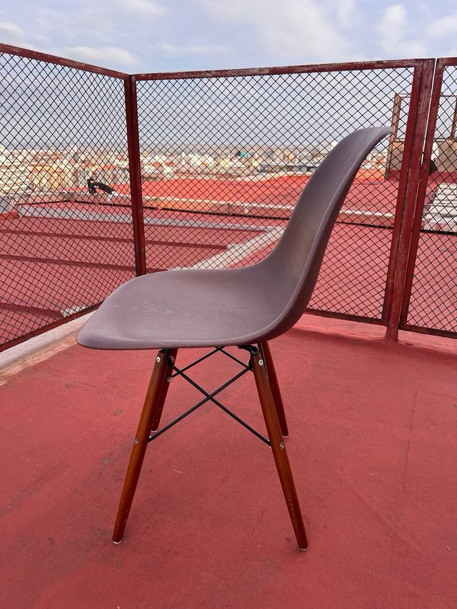 Silla estilo Eames marrón chocolate