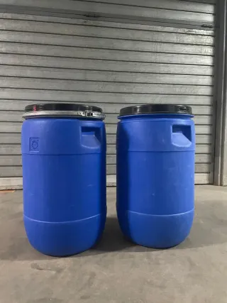 2 Bidones Azules con Tapa Negra