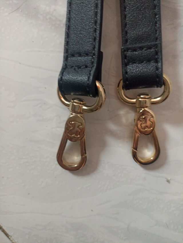Correa de bolso negra con herrajes dorados