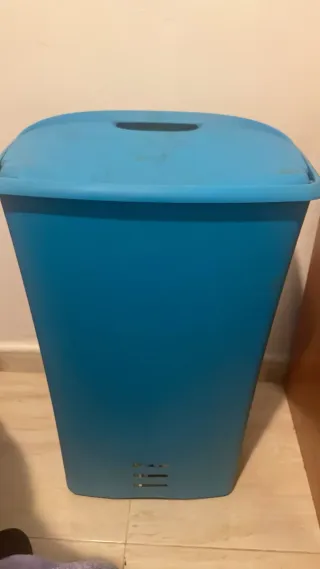 Barreño azul para ropa