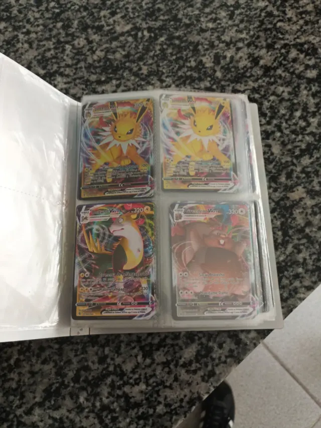 Álbum Pokémon con cartas
