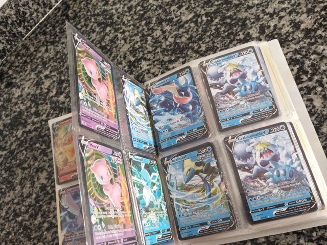 Álbum Pokémon con cartas