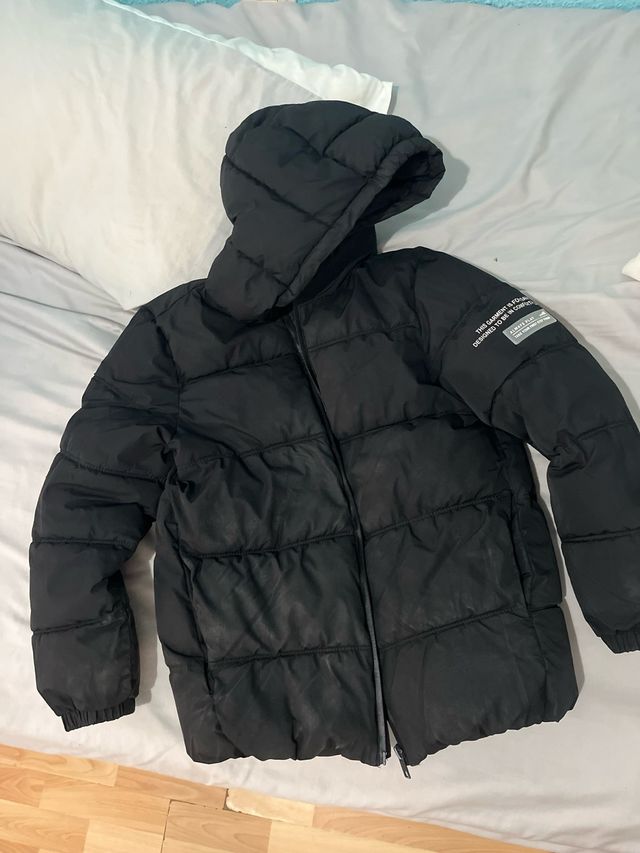 Plumífero negro con capucha