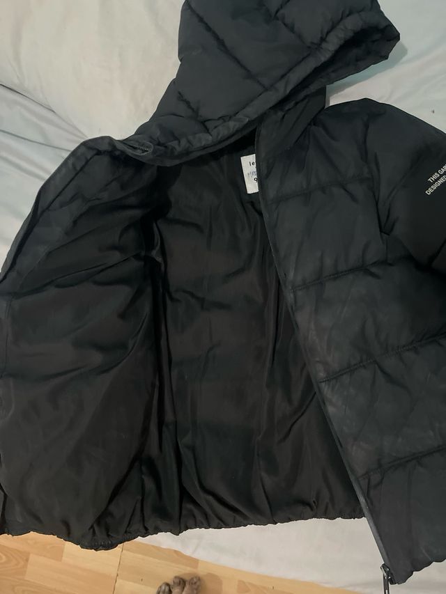 Plumífero negro con capucha