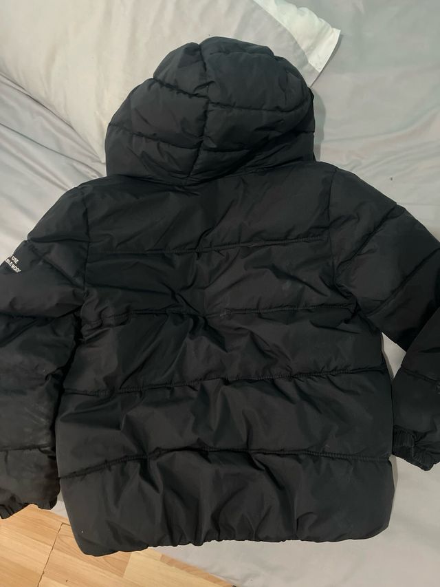 Plumífero negro con capucha