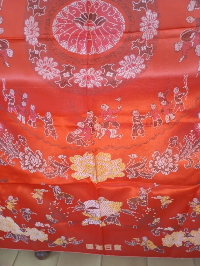 Seda con personajes chinescos niños  jugando