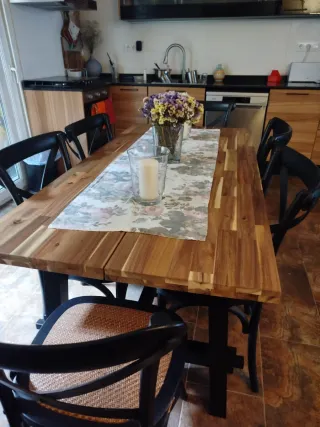 Mesa de comedor de madera con sillas