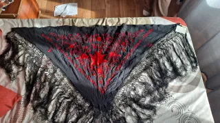 Manton negro con bordado rojo