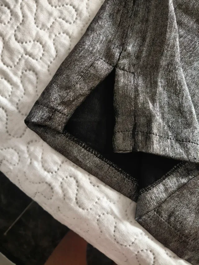 Lencera plateada y negra con chaqueta