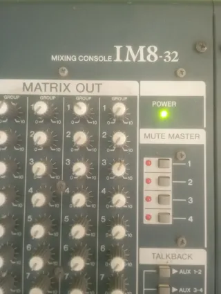 Mesa de estudio Yamaha IM8