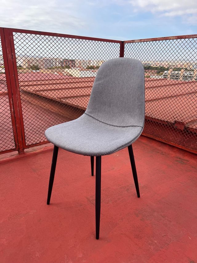 4 Sillas tapizadas grises con patas negras