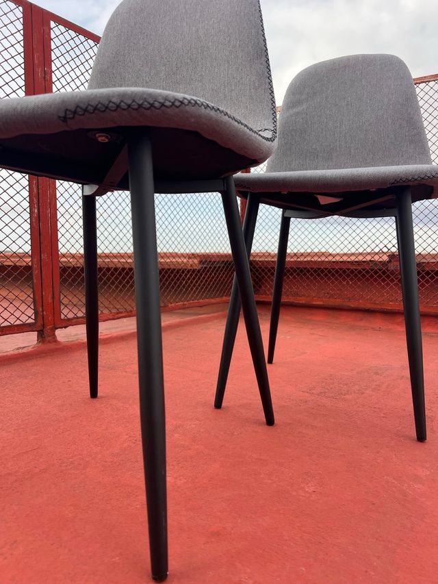4 Sillas tapizadas grises con patas negras