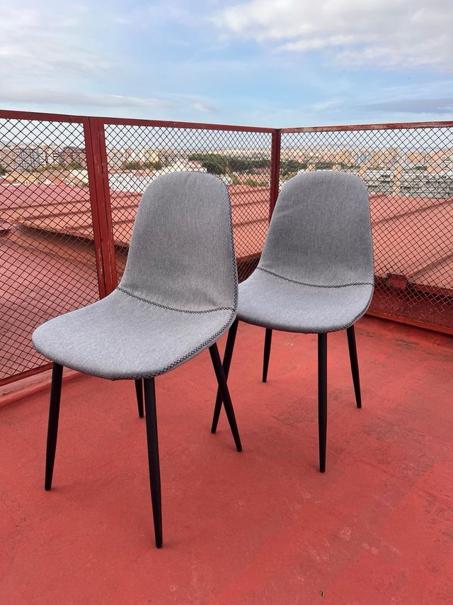 4 Sillas tapizadas grises con patas negras