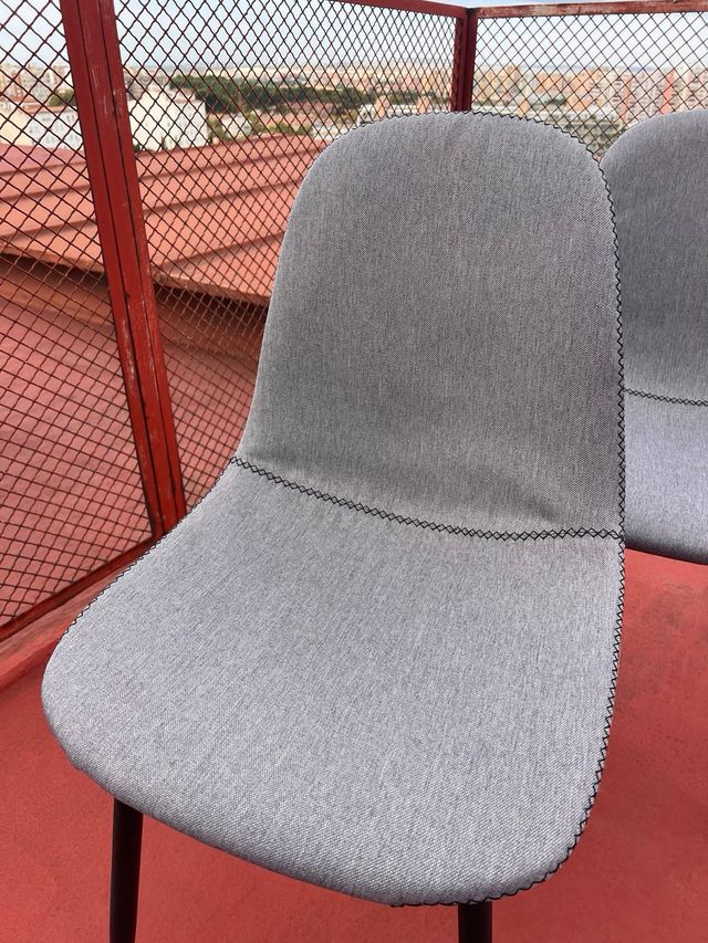 4 Sillas tapizadas grises con patas negras