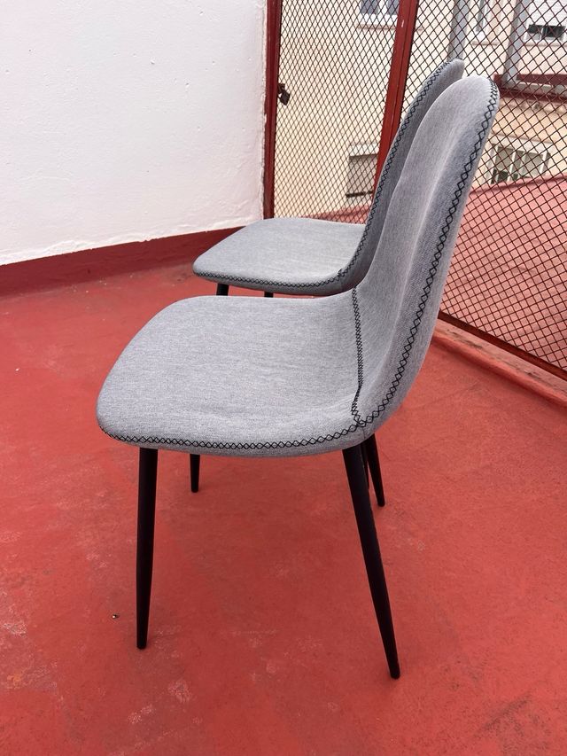 4 Sillas tapizadas grises con patas negras