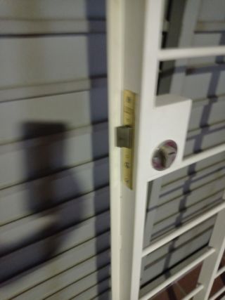 Puerta seguridad de hierro con barrotes