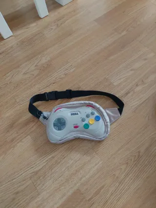Riñonera Sega estilo mando de consola