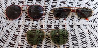 Gafas de sol vintage doradas y rojas