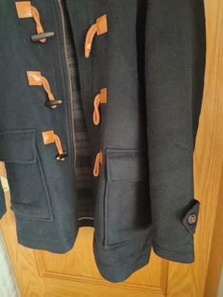 Parka Negra con Cierre de Cierre y Botones