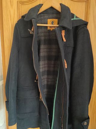 Parka Negra con Cierre de Cierre y Botones