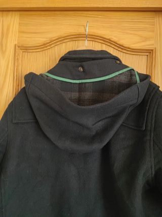 Parka Negra con Cierre de Cierre y Botones