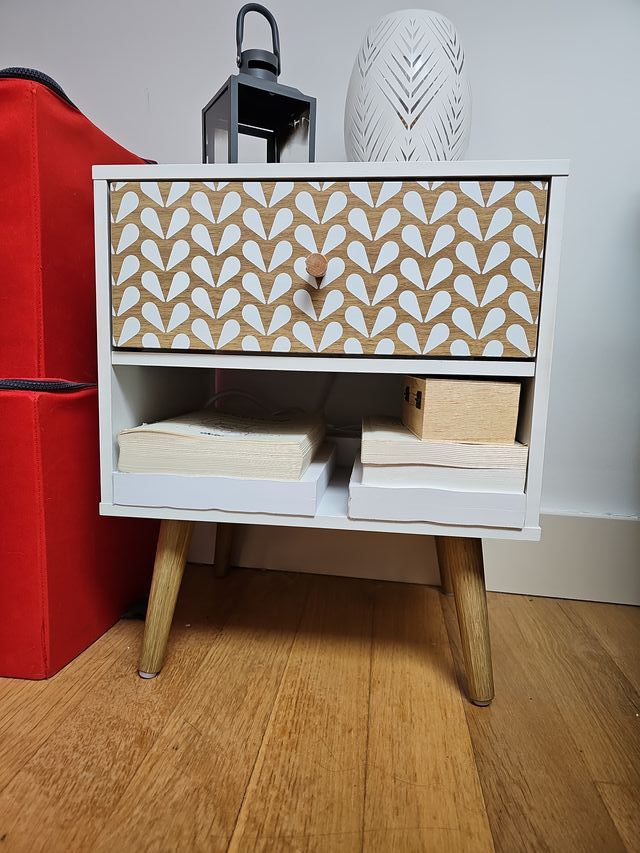 Mesita de noche blanca con cajón y balda