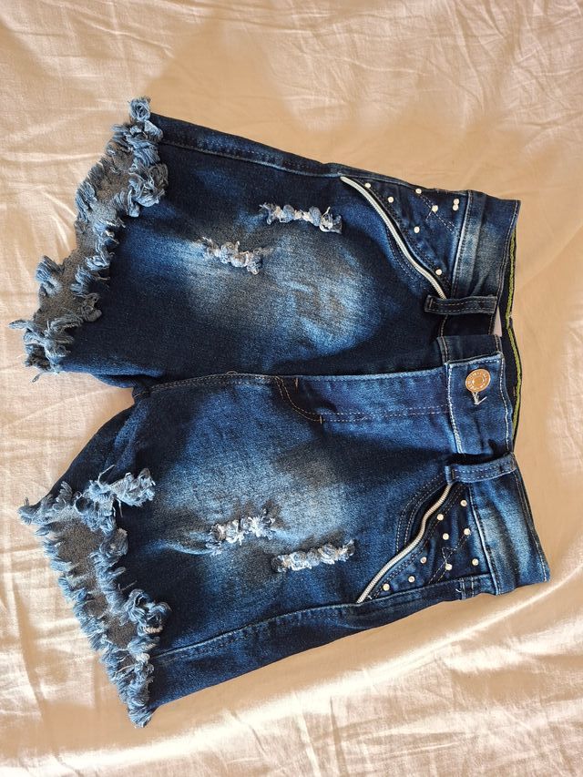 Shorts vaqueros desgastados con pedrería