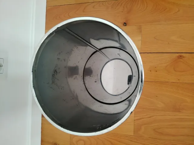 Papelera de acero inoxidable plateada