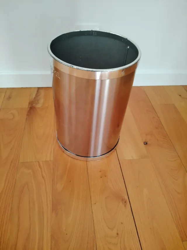 Papelera de acero inoxidable plateada