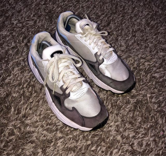 Zapatillas Adidas grises y blancas