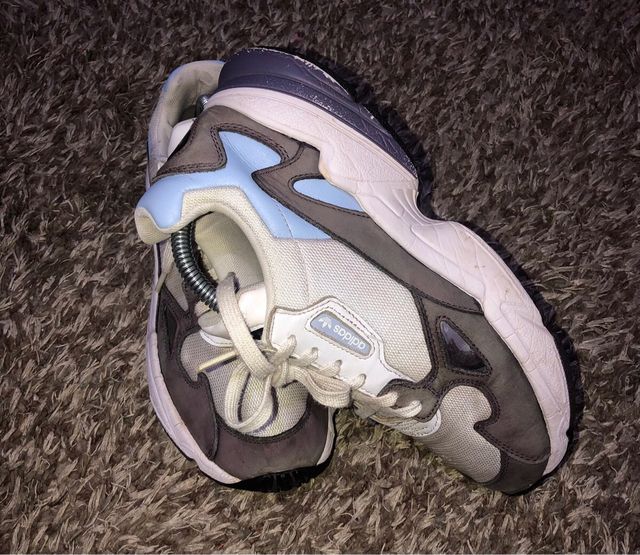 Zapatillas Adidas grises y blancas
