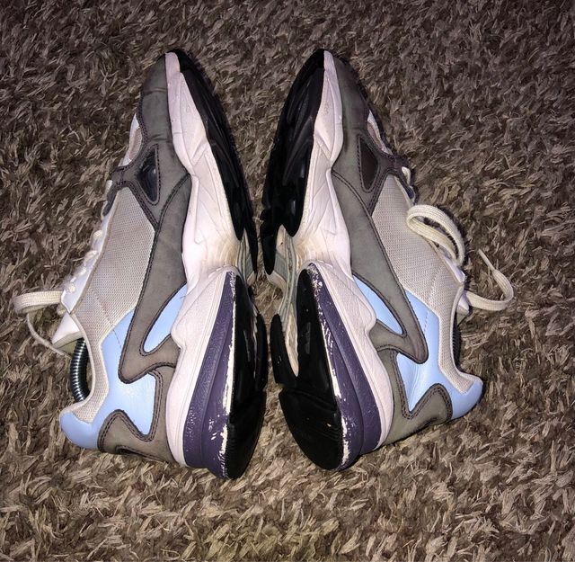 Zapatillas Adidas grises y blancas