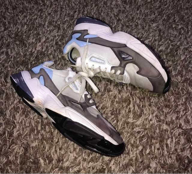 Zapatillas Adidas grises y blancas